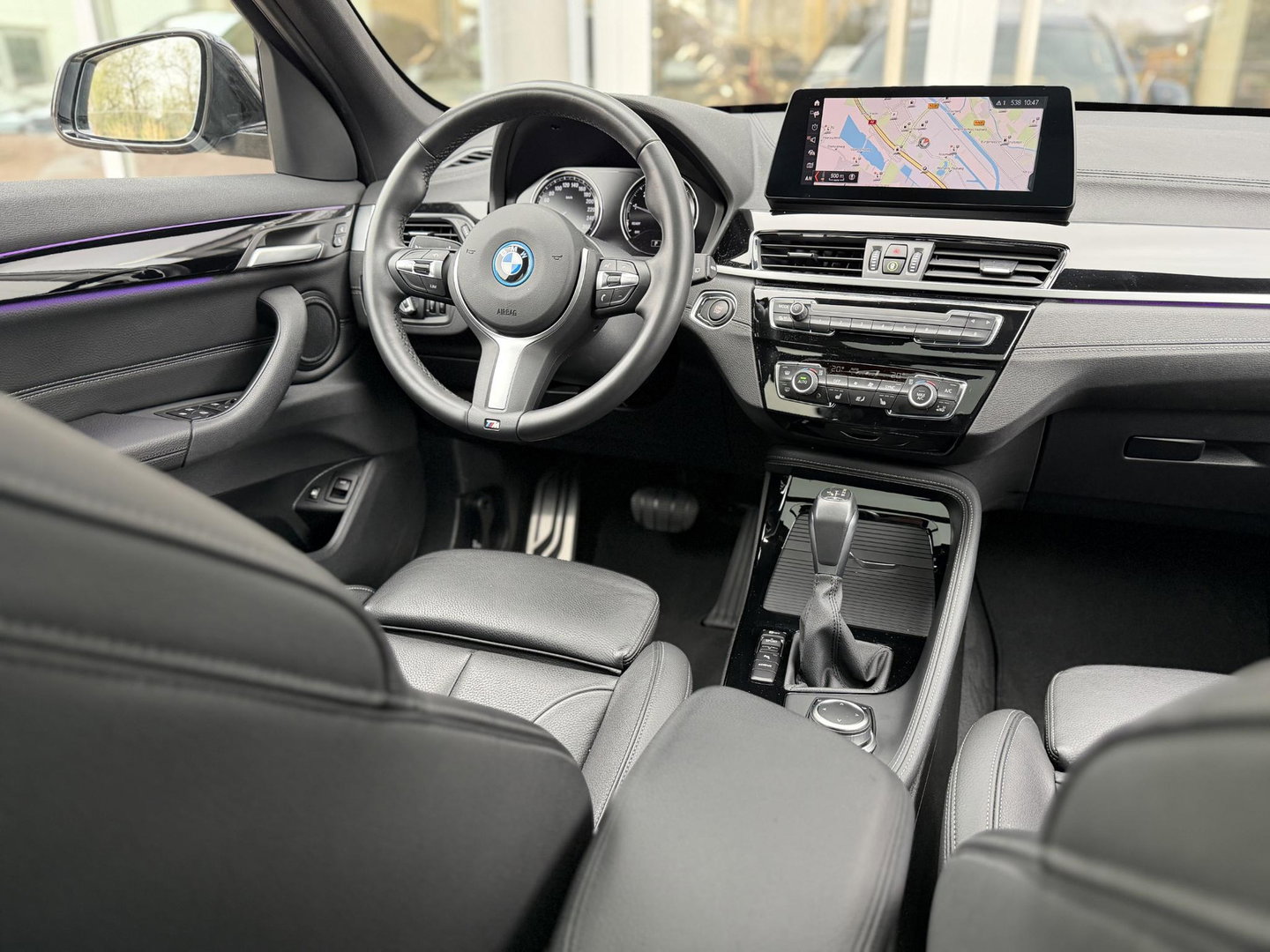 BMW X1 xDrive25e Bus Ed Plus M-Sport |Pano|HUD|HiFi|Cam|Sfeer|19"|Storm Bay|