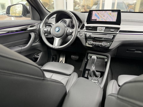BMW X1 xDrive25e Bus Ed Plus M-Sport |Pano|HUD|HiFi|Cam|Sfeer|19"|Storm Bay|