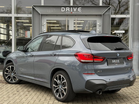 BMW X1 xDrive25e Bus Ed Plus M-Sport |Pano|HUD|HiFi|Cam|Sfeer|19"|Storm Bay|