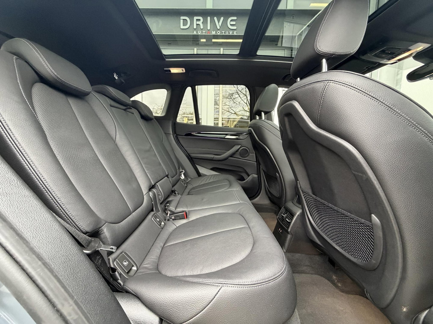 BMW X1 xDrive25e Bus Ed Plus M-Sport |Pano|HUD|HiFi|Cam|Sfeer|19"|Storm Bay|