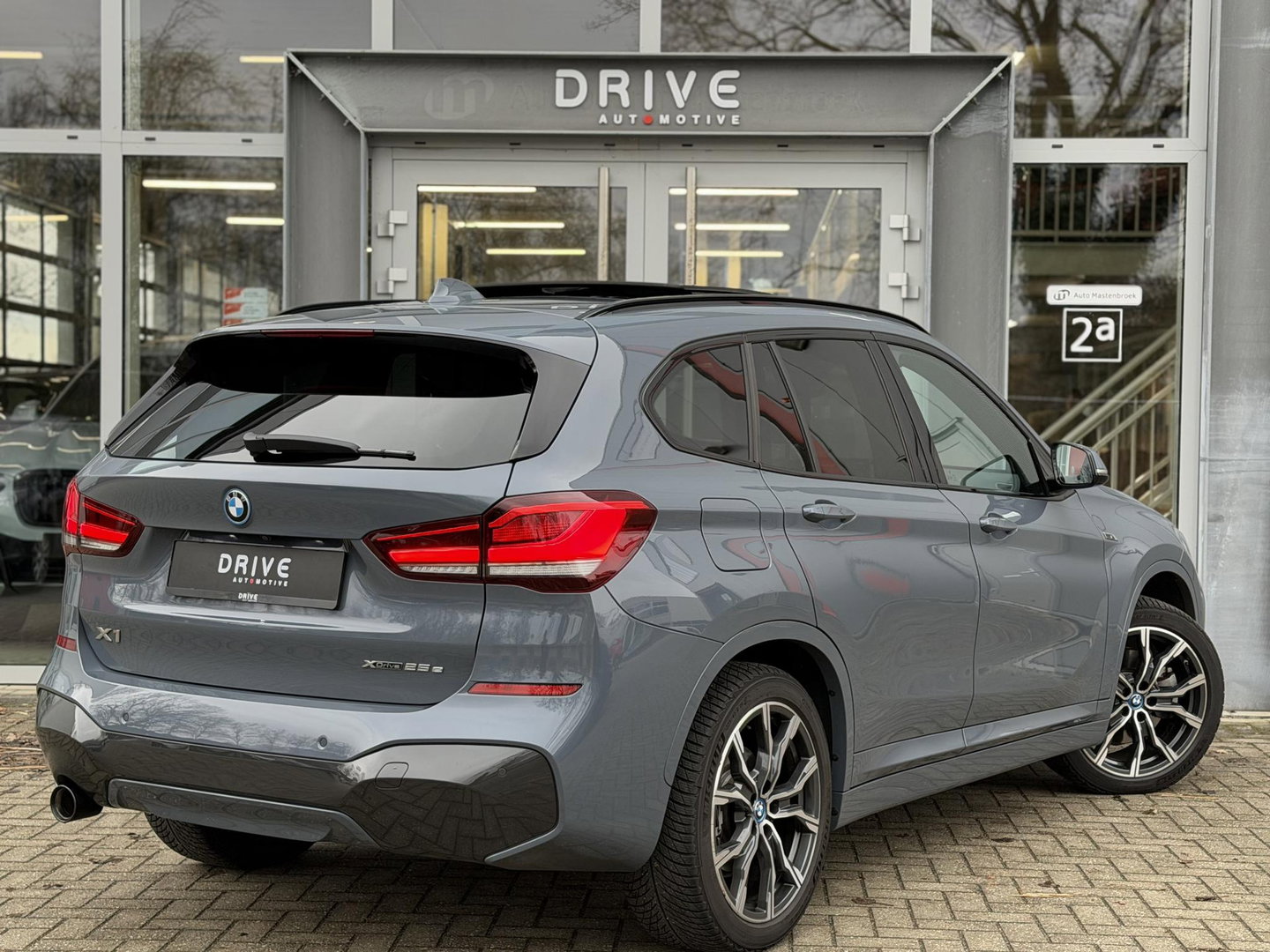 BMW X1 xDrive25e Bus Ed Plus M-Sport |Pano|HUD|HiFi|Cam|Sfeer|19"|Storm Bay|