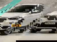 BMW X1 - sDrive20i High Executive 192Pk Automaat (GROOT NAVI, HEAD-UP DISPLAY, BRUIN LEDER, TREKHAAK, STOELVERWARMING, SPORTSTOELEN, SFEERVERLICHTING, CAMERA, NIEUWSTAAT)
