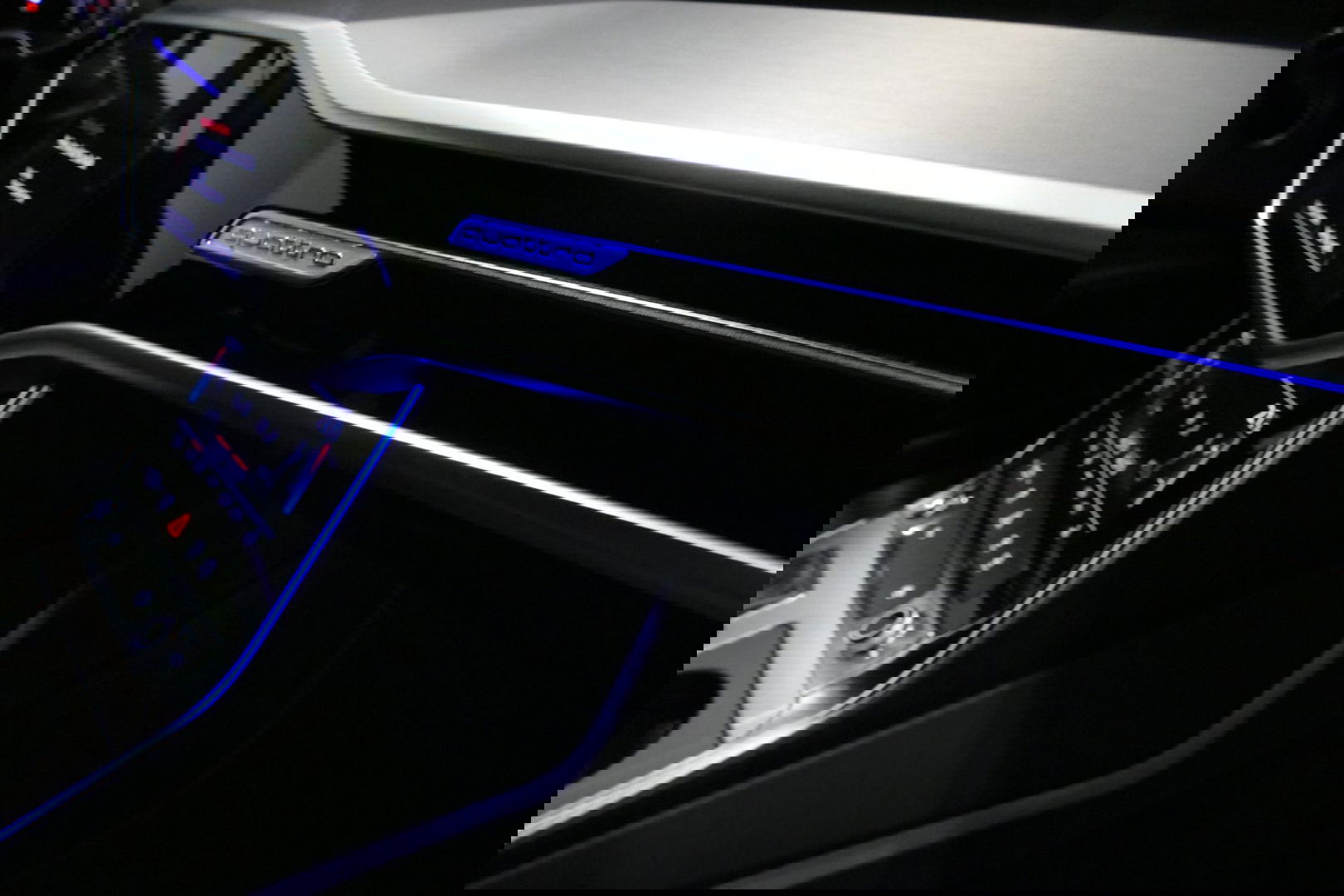 Audi A6 Avant 55 TFSI e quattro Competition / S Line / RS6 look Diffuser / Maxton Design Bodykit V.2 / HD Matrix LED-koplampen / Ambienteverlichting / Stuurwiel- & stoelverwarming / 21'' LMV / Apple Carplay - Android Auto / Trekhaak (zwenkbaar) / Elektr. bedienba