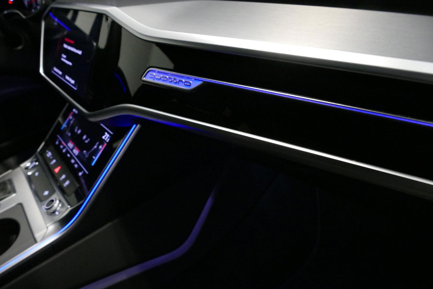 Audi A6 Avant 55 TFSI e quattro Competition / S Line / RS6 look Diffuser / Maxton Design Bodykit V.2 / HD Matrix LED-koplampen / Ambienteverlichting / Stuurwiel- & stoelverwarming / 21'' LMV / Apple Carplay - Android Auto / Trekhaak (zwenkbaar) / Elektr. bedienba