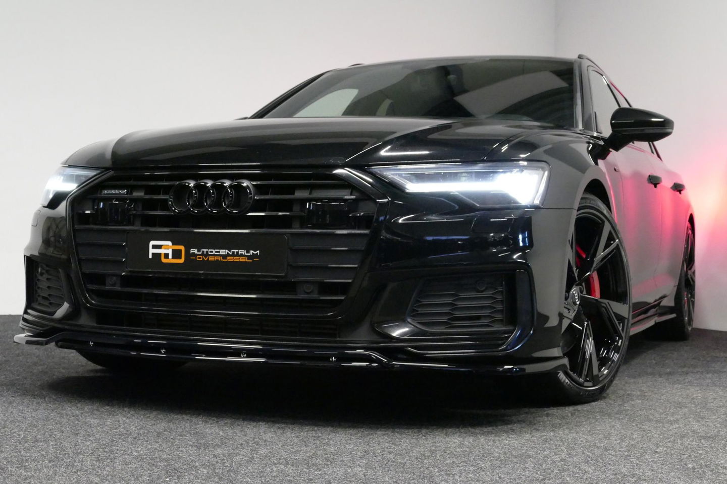 Audi A6 Avant 55 TFSI e quattro Competition / S Line / RS6 look Diffuser / Maxton Design Bodykit V.2 / HD Matrix LED-koplampen / Ambienteverlichting / Stuurwiel- & stoelverwarming / 21'' LMV / Apple Carplay - Android Auto / Trekhaak (zwenkbaar) / Elektr. bedienba