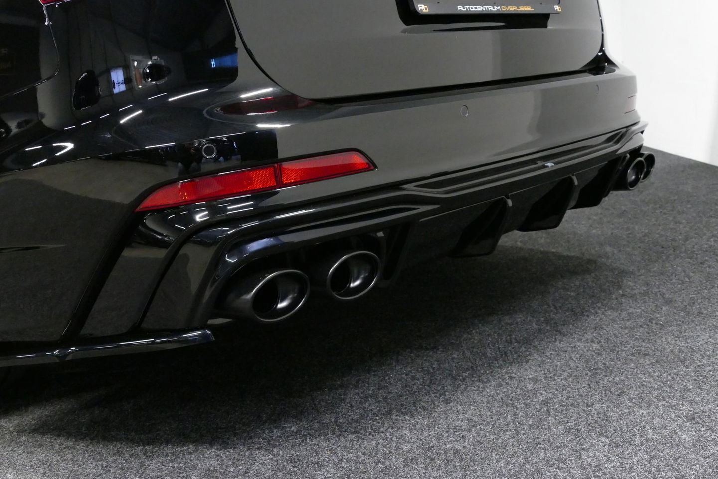 Audi A6 Avant 55 TFSI e quattro Competition / S Line / RS6 look Diffuser / Maxton Design Bodykit V.2 / HD Matrix LED-koplampen / Ambienteverlichting / Stuurwiel- & stoelverwarming / 21'' LMV / Apple Carplay - Android Auto / Trekhaak (zwenkbaar) / Elektr. bedienba