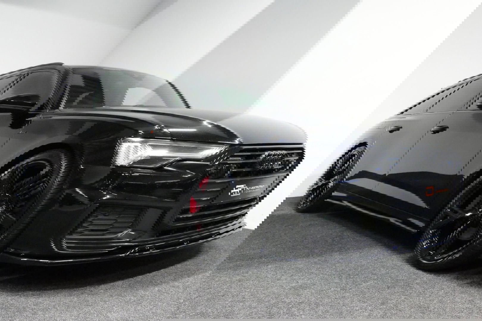 Audi A6 Avant 55 TFSI e quattro Competition / S Line / RS6 look Diffuser / Maxton Design Bodykit V.2 / HD Matrix LED-koplampen / Ambienteverlichting / Stuurwiel- & stoelverwarming / 21'' LMV / Apple Carplay - Android Auto / Trekhaak (zwenkbaar) / Elektr. bedienba