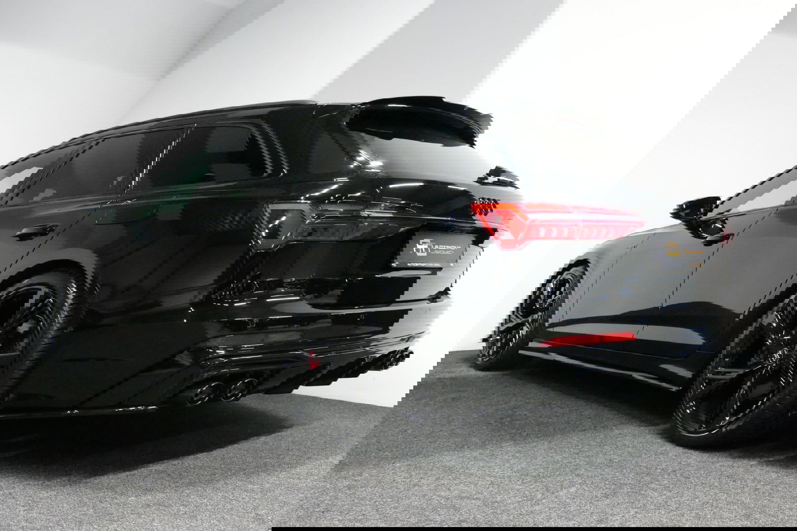 Audi A6 Avant 55 TFSI e quattro Competition / S Line / RS6 look Diffuser / Maxton Design Bodykit V.2 / HD Matrix LED-koplampen / Ambienteverlichting / Stuurwiel- & stoelverwarming / 21'' LMV / Apple Carplay - Android Auto / Trekhaak (zwenkbaar) / Elektr. bedienba