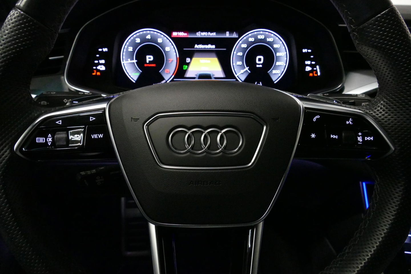 Audi A6 Avant 55 TFSI e quattro Competition / S Line / RS6 look Diffuser / Maxton Design Bodykit V.2 / HD Matrix LED-koplampen / Ambienteverlichting / Stuurwiel- & stoelverwarming / 21'' LMV / Apple Carplay - Android Auto / Trekhaak (zwenkbaar) / Elektr. bedienba