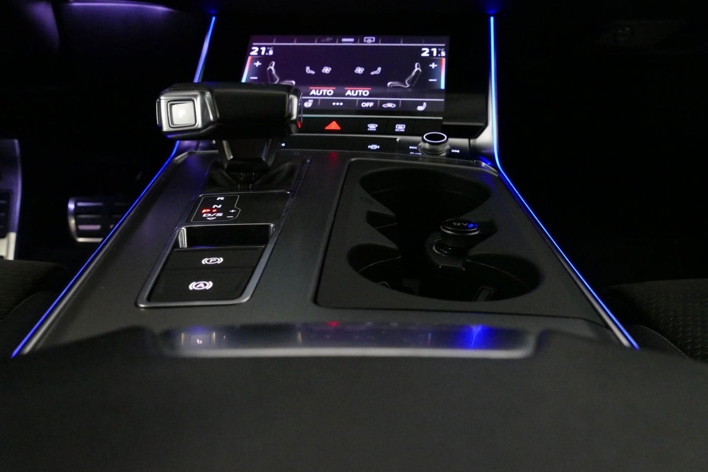 Audi A6 Avant 55 TFSI e quattro Competition / S Line / RS6 look Diffuser / Maxton Design Bodykit V.2 / HD Matrix LED-koplampen / Ambienteverlichting / Stuurwiel- & stoelverwarming / 21'' LMV / Apple Carplay - Android Auto / Trekhaak (zwenkbaar) / Elektr. bedienba