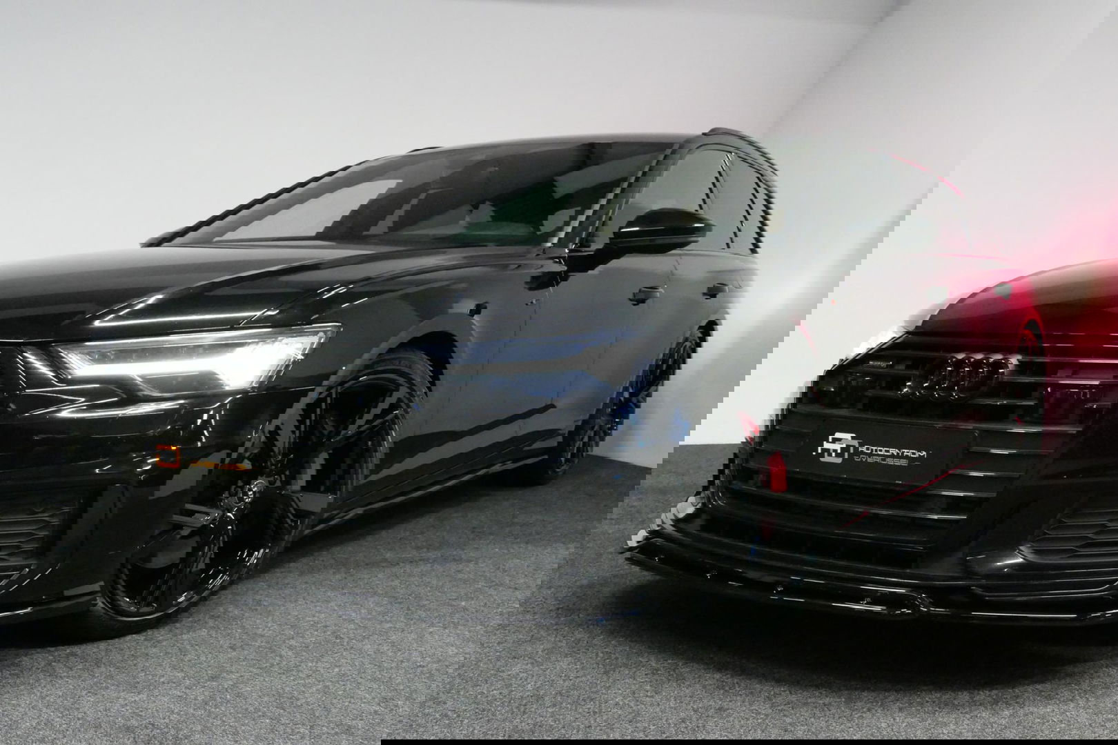 Audi A6 Avant 55 TFSI e quattro Competition / S Line / RS6 look Diffuser / Maxton Design Bodykit V.2 / HD Matrix LED-koplampen / Ambienteverlichting / Stuurwiel- & stoelverwarming / 21'' LMV / Apple Carplay - Android Auto / Trekhaak (zwenkbaar) / Elektr. bedienba