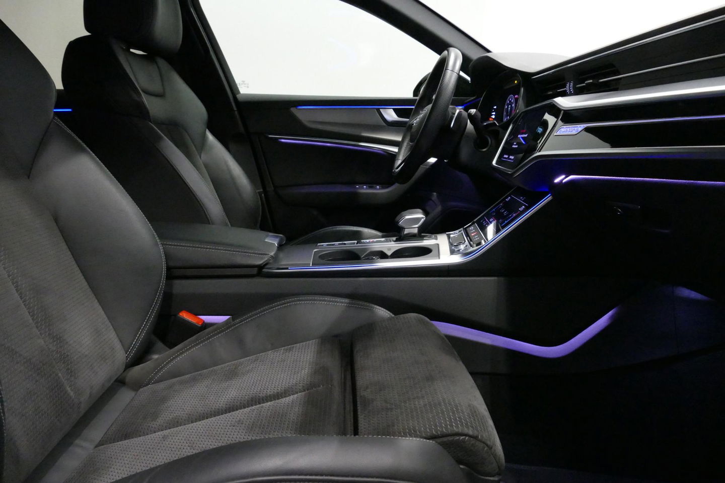 Audi A6 Avant 55 TFSI e quattro Competition / S Line / RS6 look Diffuser / Maxton Design Bodykit V.2 / HD Matrix LED-koplampen / Ambienteverlichting / Stuurwiel- & stoelverwarming / 21'' LMV / Apple Carplay - Android Auto / Trekhaak (zwenkbaar) / Elektr. bedienba