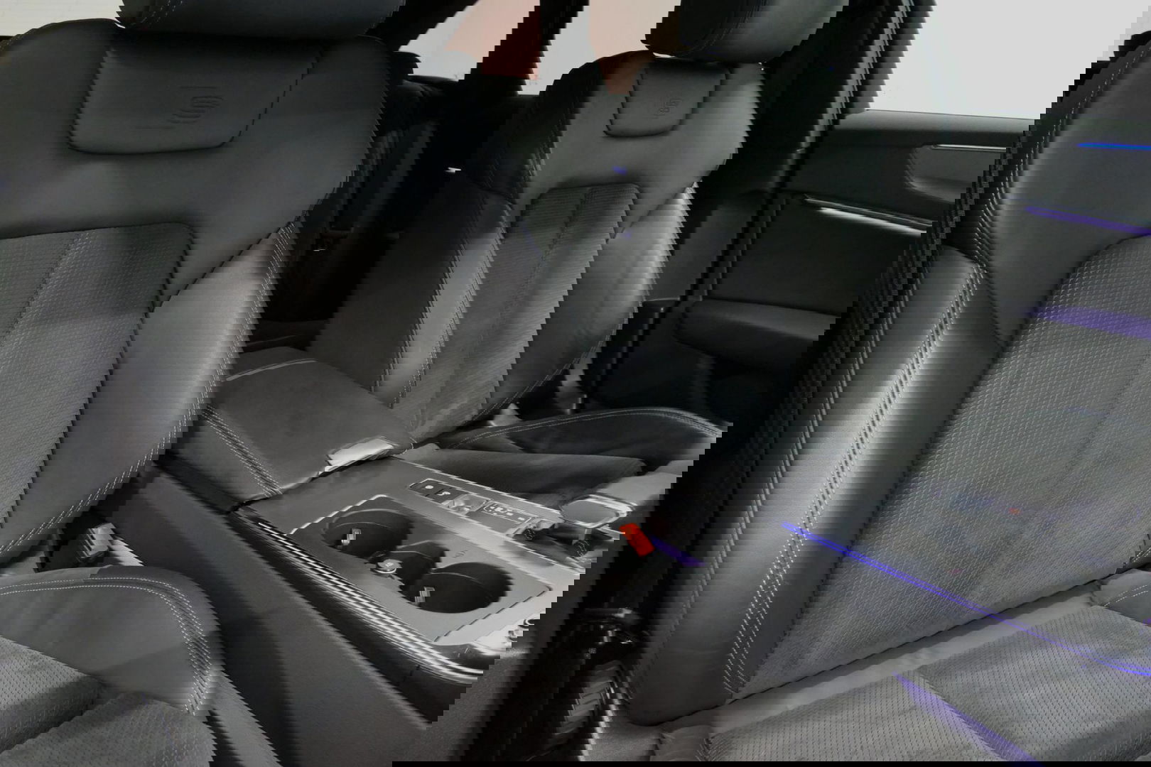 Audi A6 Avant 55 TFSI e quattro Competition / S Line / RS6 look Diffuser / Maxton Design Bodykit V.2 / HD Matrix LED-koplampen / Ambienteverlichting / Stuurwiel- & stoelverwarming / 21'' LMV / Apple Carplay - Android Auto / Trekhaak (zwenkbaar) / Elektr. bedienba