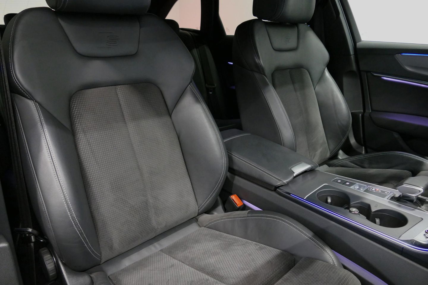 Audi A6 Avant 55 TFSI e quattro Competition / S Line / RS6 look Diffuser / Maxton Design Bodykit V.2 / HD Matrix LED-koplampen / Ambienteverlichting / Stuurwiel- & stoelverwarming / 21'' LMV / Apple Carplay - Android Auto / Trekhaak (zwenkbaar) / Elektr. bedienba