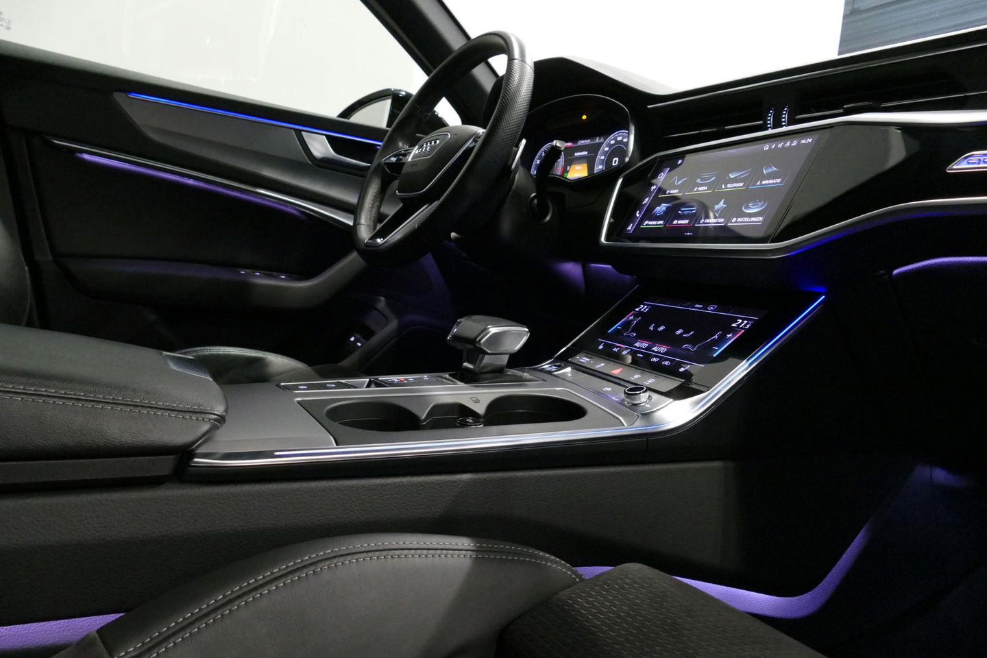 Audi A6 Avant 55 TFSI e quattro Competition / S Line / RS6 look Diffuser / Maxton Design Bodykit V.2 / HD Matrix LED-koplampen / Ambienteverlichting / Stuurwiel- & stoelverwarming / 21'' LMV / Apple Carplay - Android Auto / Trekhaak (zwenkbaar) / Elektr. bedienba