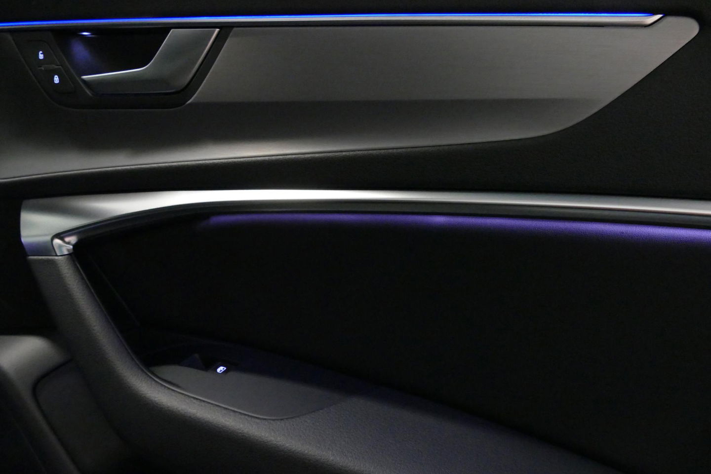 Audi A6 Avant 55 TFSI e quattro Competition / S Line / RS6 look Diffuser / Maxton Design Bodykit V.2 / HD Matrix LED-koplampen / Ambienteverlichting / Stuurwiel- & stoelverwarming / 21'' LMV / Apple Carplay - Android Auto / Trekhaak (zwenkbaar) / Elektr. bedienba