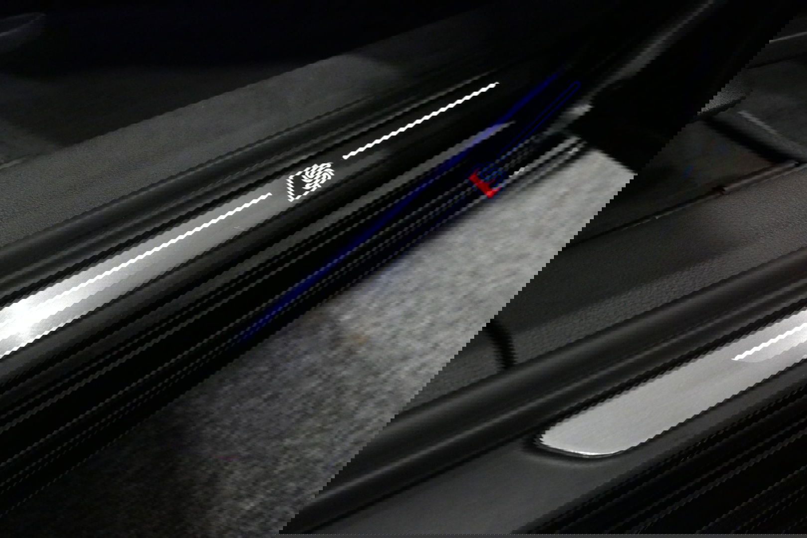 Audi A6 Avant 55 TFSI e quattro Competition / S Line / RS6 look Diffuser / Maxton Design Bodykit V.2 / HD Matrix LED-koplampen / Ambienteverlichting / Stuurwiel- & stoelverwarming / 21'' LMV / Apple Carplay - Android Auto / Trekhaak (zwenkbaar) / Elektr. bedienba