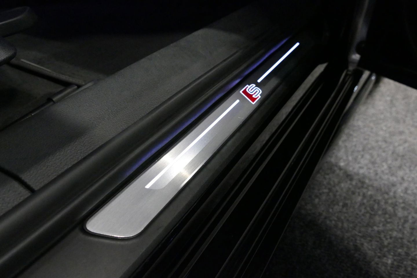 Audi A6 Avant 55 TFSI e quattro Competition / S Line / RS6 look Diffuser / Maxton Design Bodykit V.2 / HD Matrix LED-koplampen / Ambienteverlichting / Stuurwiel- & stoelverwarming / 21'' LMV / Apple Carplay - Android Auto / Trekhaak (zwenkbaar) / Elektr. bedienba