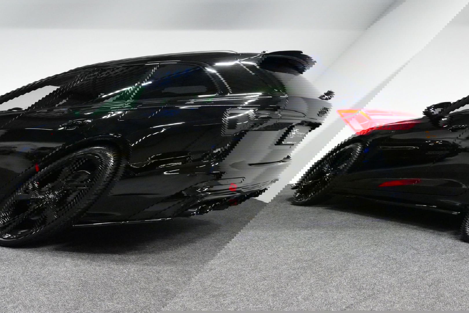 Audi A6 Avant 55 TFSI e quattro Competition / S Line / RS6 look Diffuser / Maxton Design Bodykit V.2 / HD Matrix LED-koplampen / Ambienteverlichting / Stuurwiel- & stoelverwarming / 21'' LMV / Apple Carplay - Android Auto / Trekhaak (zwenkbaar) / Elektr. bedienba