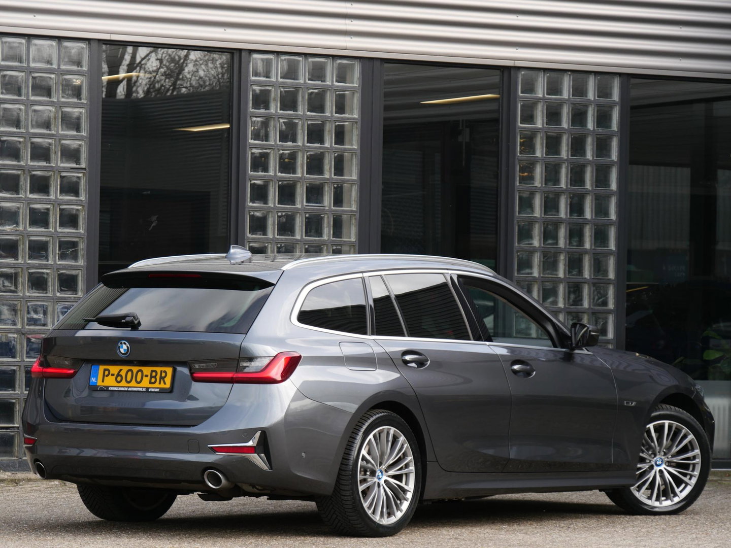 BMW 3 Serie Touring 320e LEER/ CAMERA/ ELEKT. KLEP/ SFEERVERLICHTING/ 18" BREEDSET MET 4 NIEUWE ALL-SEASON BANDEN