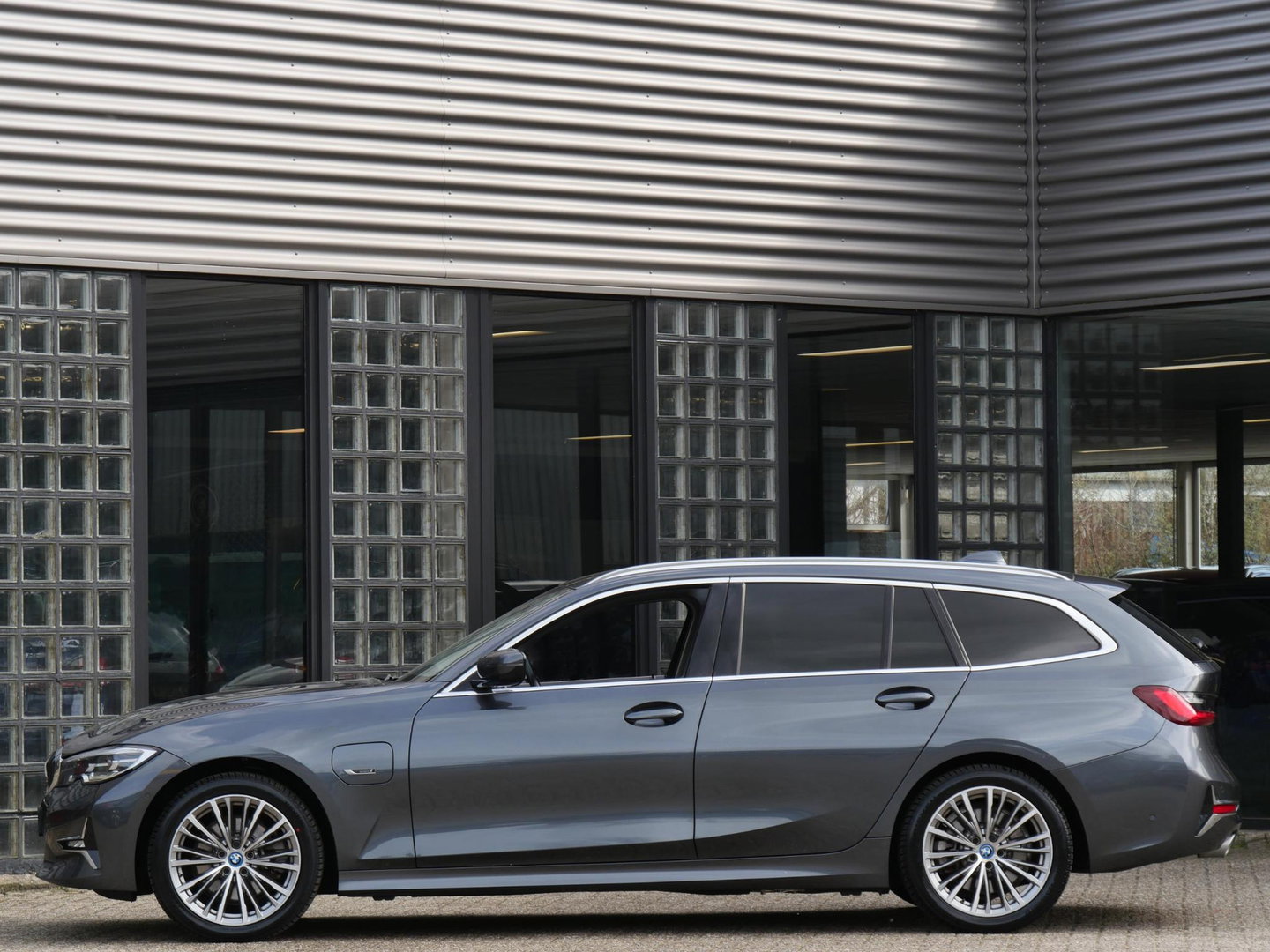 BMW 3 Serie Touring 320e LEER/ CAMERA/ ELEKT. KLEP/ SFEERVERLICHTING/ 18" BREEDSET MET 4 NIEUWE ALL-SEASON BANDEN