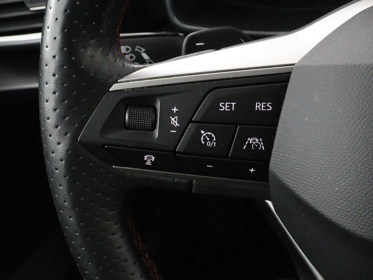 SEAT Leon 1.4 TSI eHybrid PHEV FR | Stoelverwarming | Adaptive cruise | Navigatie | Sfeerverlichting | Stuurverwarming | Full LED | Sportstoelen | Side Assist | Parkeerhulp | Plug In