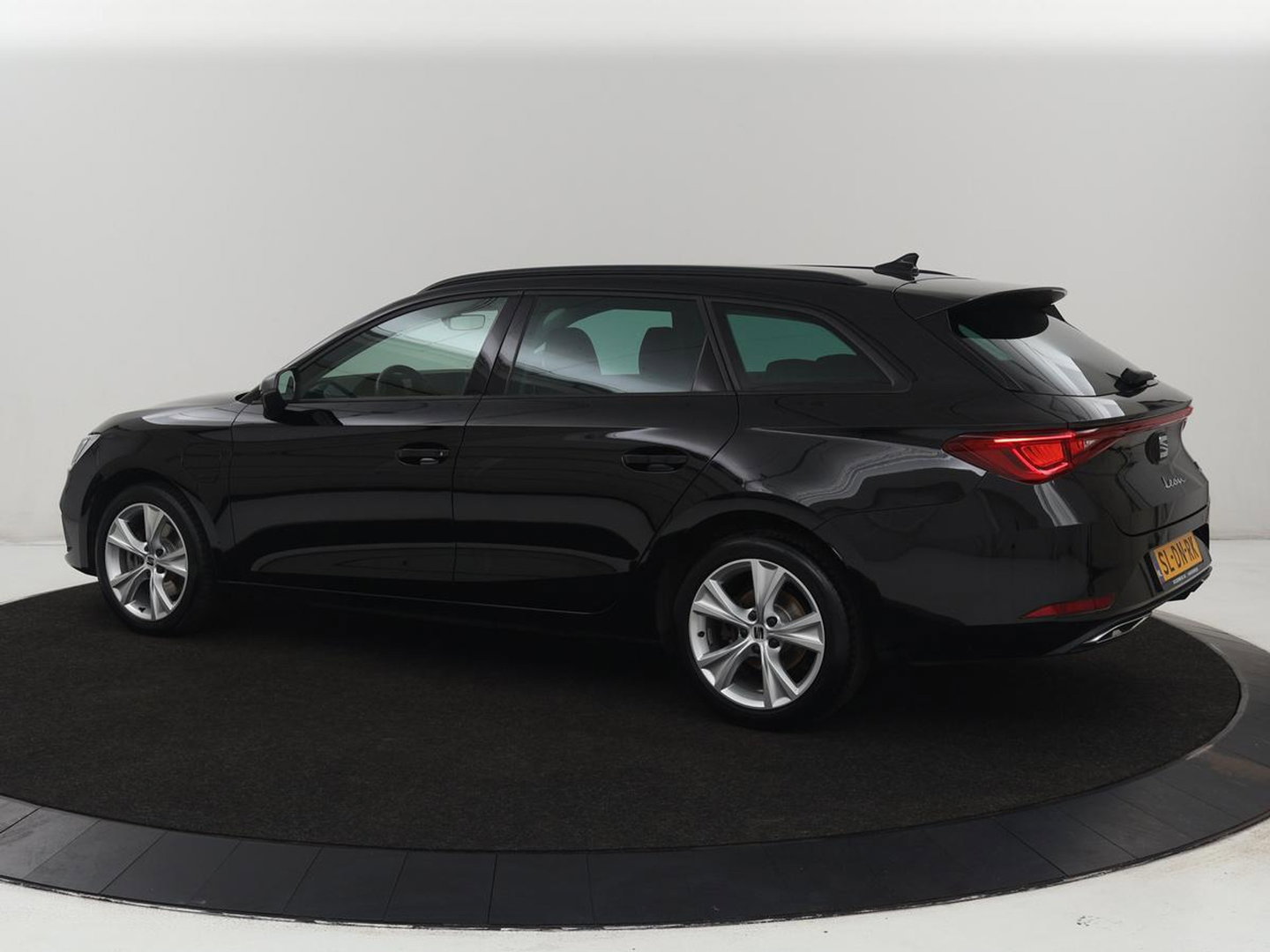SEAT Leon 1.4 TSI eHybrid PHEV FR | Stoelverwarming | Adaptive cruise | Navigatie | Sfeerverlichting | Stuurverwarming | Full LED | Sportstoelen | Side Assist | Parkeerhulp | Plug In
