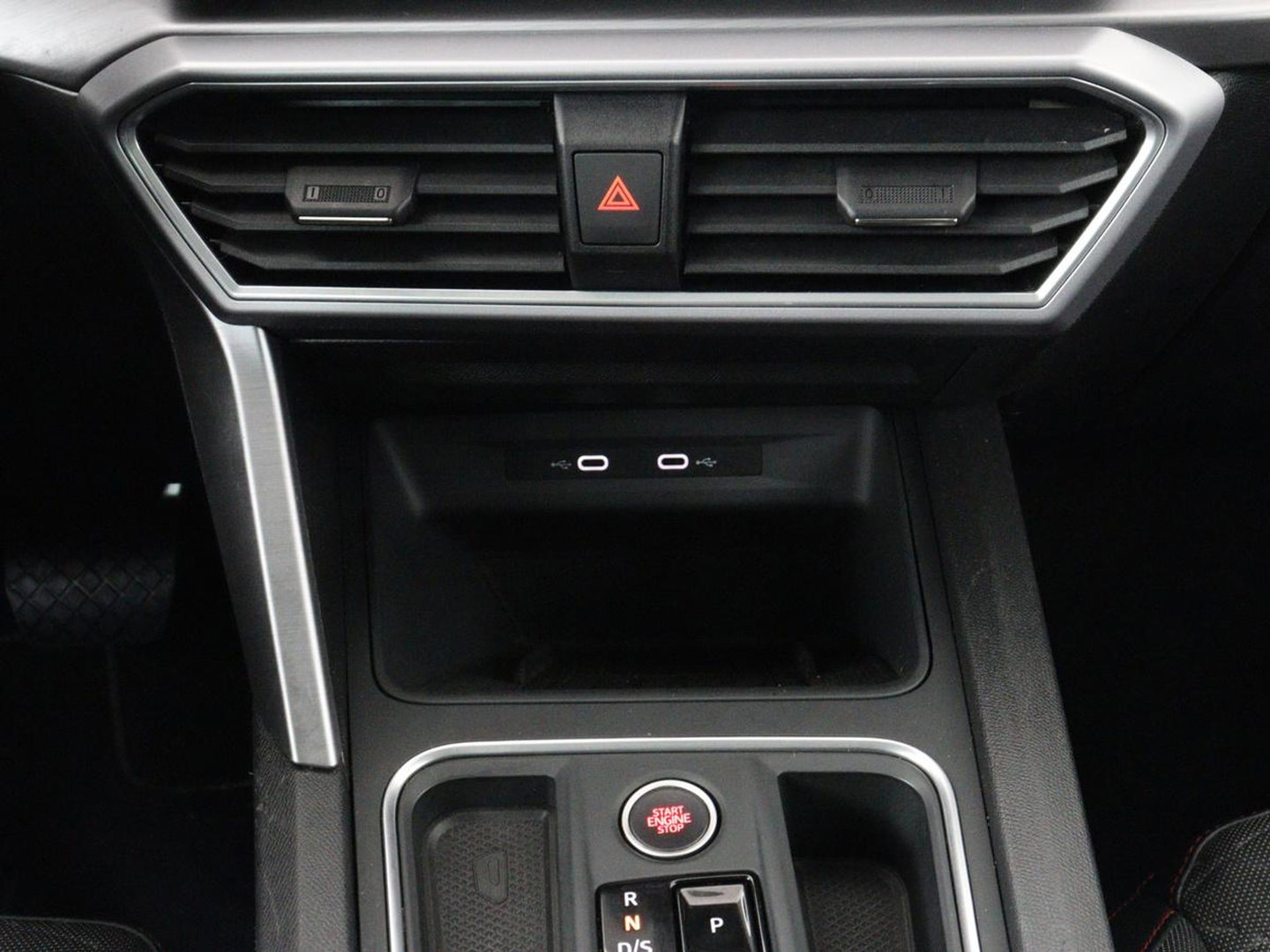 SEAT Leon 1.4 TSI eHybrid PHEV FR | Stoelverwarming | Adaptive cruise | Navigatie | Sfeerverlichting | Stuurverwarming | Full LED | Sportstoelen | Side Assist | Parkeerhulp | Plug In