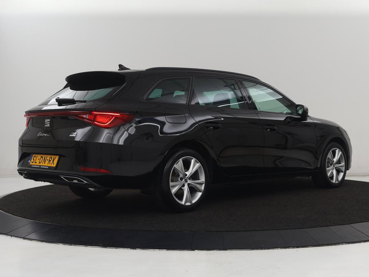 SEAT Leon 1.4 TSI eHybrid PHEV FR | Stoelverwarming | Adaptive cruise | Navigatie | Sfeerverlichting | Stuurverwarming | Full LED | Sportstoelen | Side Assist | Parkeerhulp | Plug In