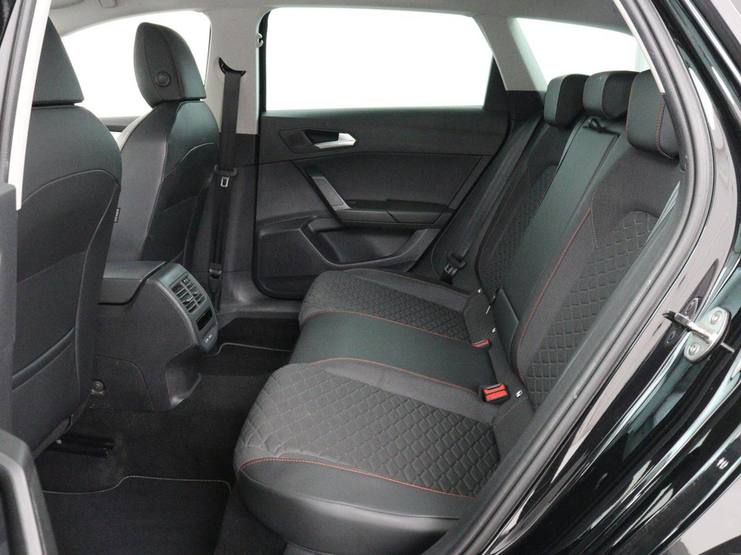 SEAT Leon 1.4 TSI eHybrid PHEV FR | Stoelverwarming | Adaptive cruise | Navigatie | Sfeerverlichting | Stuurverwarming | Full LED | Sportstoelen | Side Assist | Parkeerhulp | Plug In