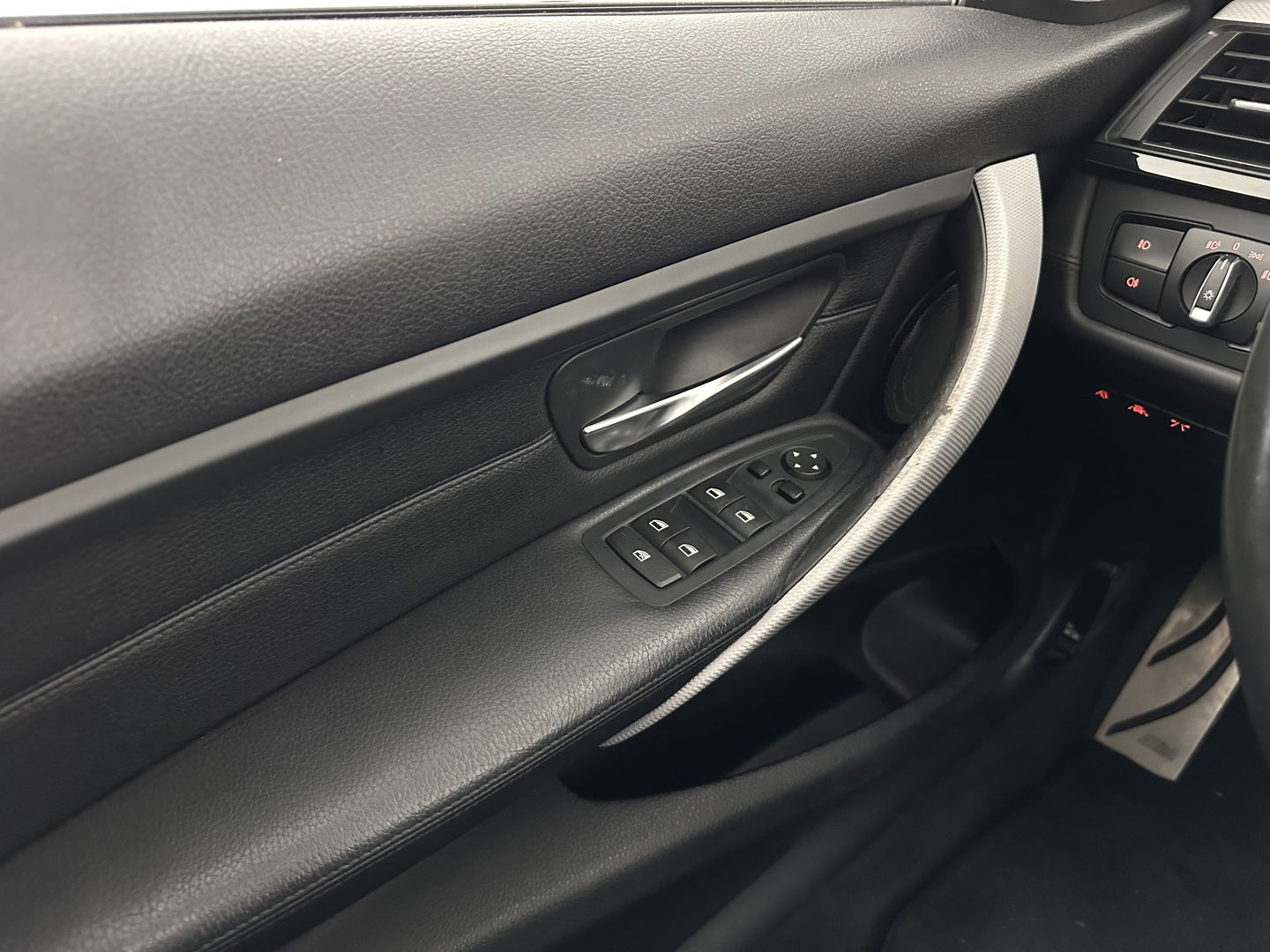 BMW 3 Serie 330D High Executive M-Sportpack Aut. *PANO | HEAD-UP | LEATHER | XENON | ADAPTIVE-CRUISE | HARMAN/KARDON | MEMORY-PACK | BLINDSPOT | HEATED-SPORTSEATS | CAMERA | DAB | KEYLESS | ECC | PDC | 18''ALU | TOWBAR*