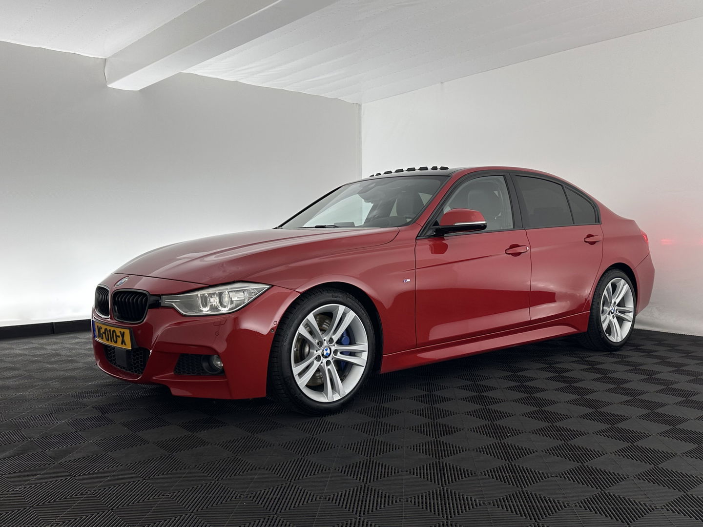 BMW 3 Serie 330D High Executive M-Sportpack Aut. *PANO | HEAD-UP | LEATHER | XENON | ADAPTIVE-CRUISE | HARMAN/KARDON | MEMORY-PACK | BLINDSPOT | HEATED-SPORTSEATS | CAMERA | DAB | KEYLESS | ECC | PDC | 18''ALU | TOWBAR*