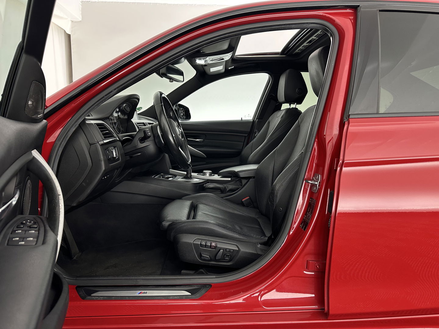 BMW 3 Serie 330D High Executive M-Sportpack Aut. *PANO | HEAD-UP | LEATHER | XENON | ADAPTIVE-CRUISE | HARMAN/KARDON | MEMORY-PACK | BLINDSPOT | HEATED-SPORTSEATS | CAMERA | DAB | KEYLESS | ECC | PDC | 18''ALU | TOWBAR*