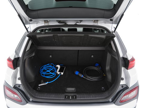 Hyundai KONA EV Fashion 64 kWh (3-Fase) {SOH-100%} (INCL-BTW)  Aut * HEATPUMP | NAVI-FULLMAP | LEATHER-FABRIC | KEYLESS | CAMERA | DAB | ECC | PDC | ADAPTIVE-CRUISE | LANE-ASSIST | HEATED SEATS | PRIVACY-GLASS | HEAD-UP | SHIFT-PADDLES | 17"A