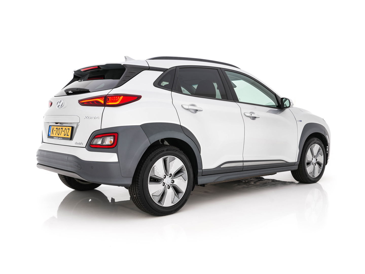 Hyundai KONA EV Fashion 64 kWh (3-Fase) {SOH-100%} (INCL-BTW)  Aut * HEATPUMP | NAVI-FULLMAP | LEATHER-FABRIC | KEYLESS | CAMERA | DAB | ECC | PDC | ADAPTIVE-CRUISE | LANE-ASSIST | HEATED SEATS | PRIVACY-GLASS | HEAD-UP | SHIFT-PADDLES | 17"A