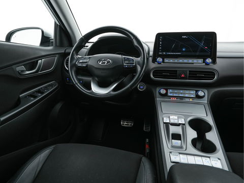 Hyundai KONA EV Fashion 64 kWh (3-Fase) {SOH-100%} (INCL-BTW)  Aut * HEATPUMP | NAVI-FULLMAP | LEATHER-FABRIC | KEYLESS | CAMERA | DAB | ECC | PDC | ADAPTIVE-CRUISE | LANE-ASSIST | HEATED SEATS | PRIVACY-GLASS | HEAD-UP | SHIFT-PADDLES | 17"A