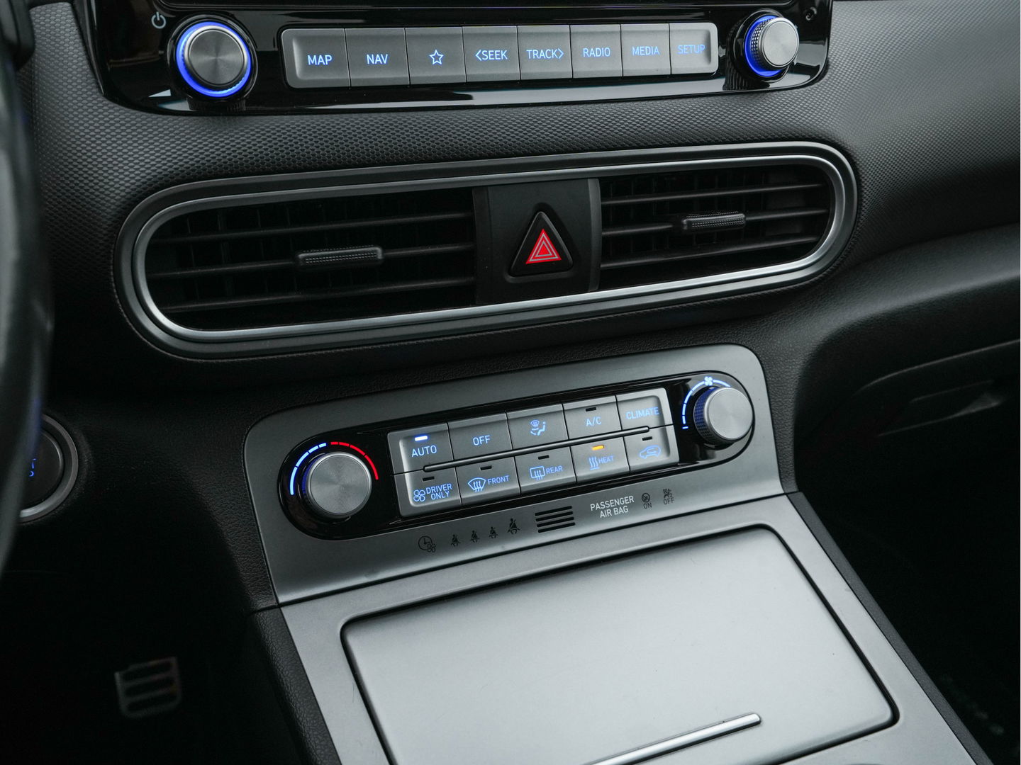 Hyundai KONA EV Fashion 64 kWh (3-Fase) {SOH-100%} (INCL-BTW)  Aut * HEATPUMP | NAVI-FULLMAP | LEATHER-FABRIC | KEYLESS | CAMERA | DAB | ECC | PDC | ADAPTIVE-CRUISE | LANE-ASSIST | HEATED SEATS | PRIVACY-GLASS | HEAD-UP | SHIFT-PADDLES | 17"A