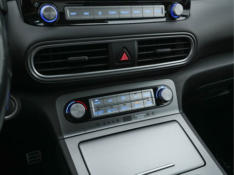 Hyundai KONA EV Fashion 64 kWh (3-Fase) {SOH-100%} (INCL-BTW)  Aut * HEATPUMP | NAVI-FULLMAP | LEATHER-FABRIC | KEYLESS | CAMERA | DAB | ECC | PDC | ADAPTIVE-CRUISE | LANE-ASSIST | HEATED SEATS | PRIVACY-GLASS | HEAD-UP | SHIFT-PADDLES | 17"A