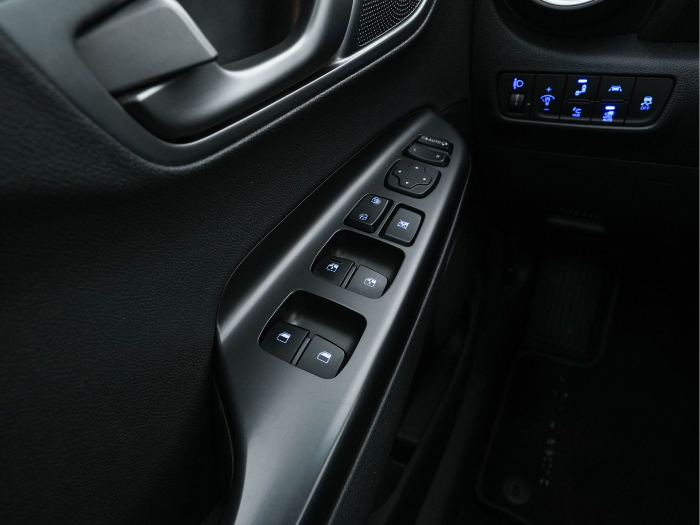 Hyundai KONA EV Fashion 64 kWh (3-Fase) {SOH-100%} (INCL-BTW)  Aut * HEATPUMP | NAVI-FULLMAP | LEATHER-FABRIC | KEYLESS | CAMERA | DAB | ECC | PDC | ADAPTIVE-CRUISE | LANE-ASSIST | HEATED SEATS | PRIVACY-GLASS | HEAD-UP | SHIFT-PADDLES | 17"A