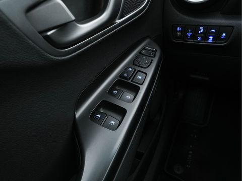 Hyundai KONA EV Fashion 64 kWh (3-Fase) {SOH-100%} (INCL-BTW)  Aut * HEATPUMP | NAVI-FULLMAP | LEATHER-FABRIC | KEYLESS | CAMERA | DAB | ECC | PDC | ADAPTIVE-CRUISE | LANE-ASSIST | HEATED SEATS | PRIVACY-GLASS | HEAD-UP | SHIFT-PADDLES | 17"A