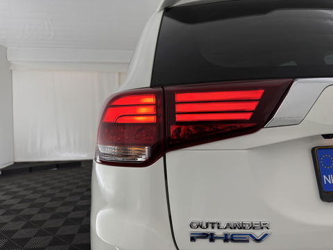 Mitsubishi Outlander 2.4 PHEV Pure (Plug-In) (INCL-BTW)  Aut *FULL-LED | KEYLESS | CAMERA | HEATED-COMFORTSEATS | ECC | SHIFTPADDLES | PDC | CRUISE | CARPLAY | PRIVACY-GLASS | DAB | TOWBAR | 16''ALU*