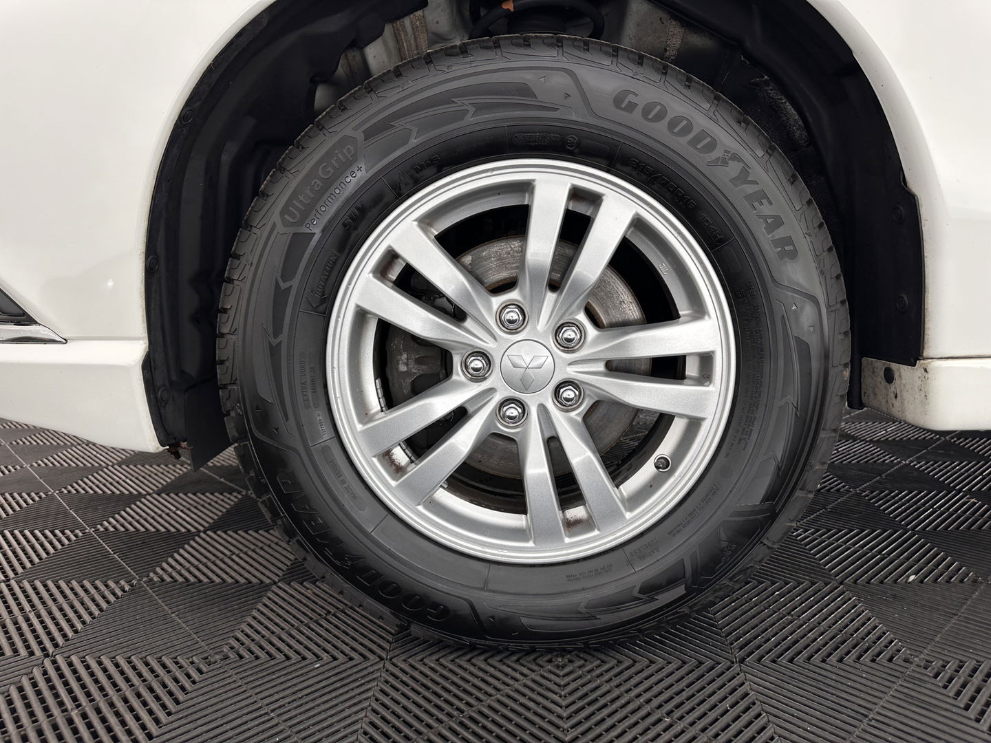 Mitsubishi Outlander 2.4 PHEV Pure (Plug-In) (INCL-BTW)  Aut *FULL-LED | KEYLESS | CAMERA | HEATED-COMFORTSEATS | ECC | SHIFTPADDLES | PDC | CRUISE | CARPLAY | PRIVACY-GLASS | DAB | TOWBAR | 16''ALU*