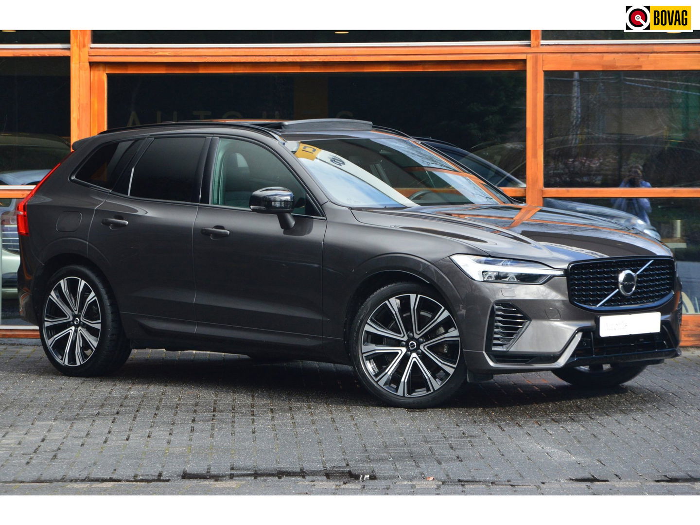 Volvo XC60 T6 Hybride AWD Plus Dark LONG RANGE | Luchtvering | Panoramadak | Trekhaak | Camera | Stoel + Stuur Verwarmd |
