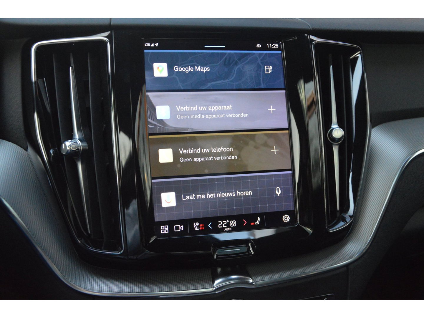 Volvo XC60 T6 Hybride AWD Plus Dark LONG RANGE | Luchtvering | Panoramadak | Trekhaak | Camera | Stoel + Stuur Verwarmd |