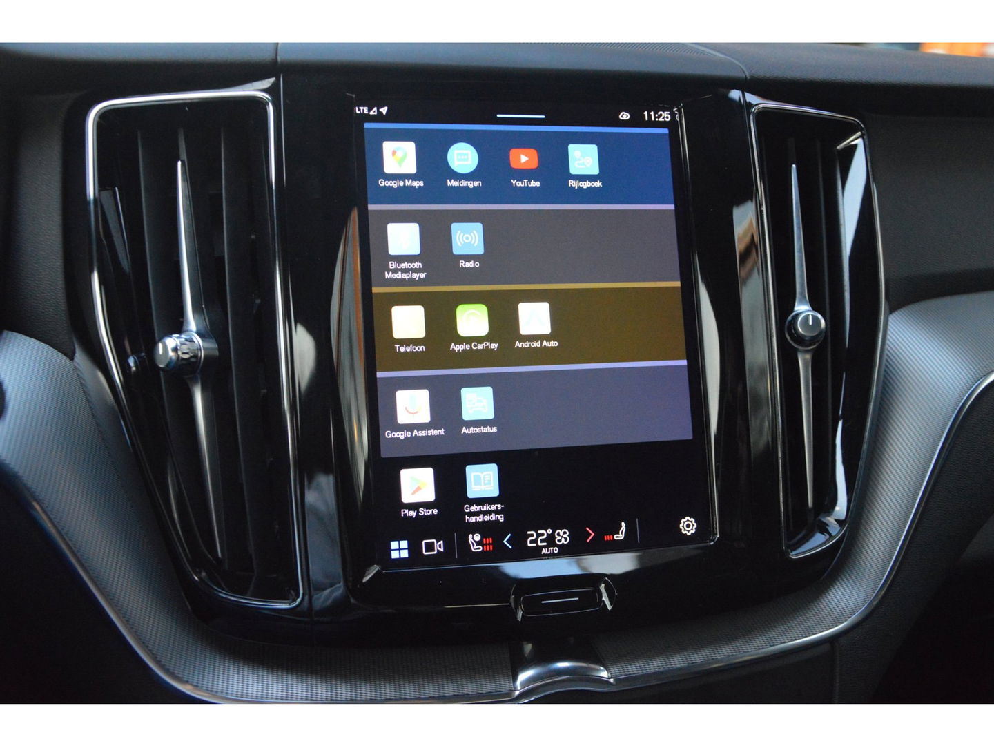 Volvo XC60 T6 Hybride AWD Plus Dark LONG RANGE | Luchtvering | Panoramadak | Trekhaak | Camera | Stoel + Stuur Verwarmd |