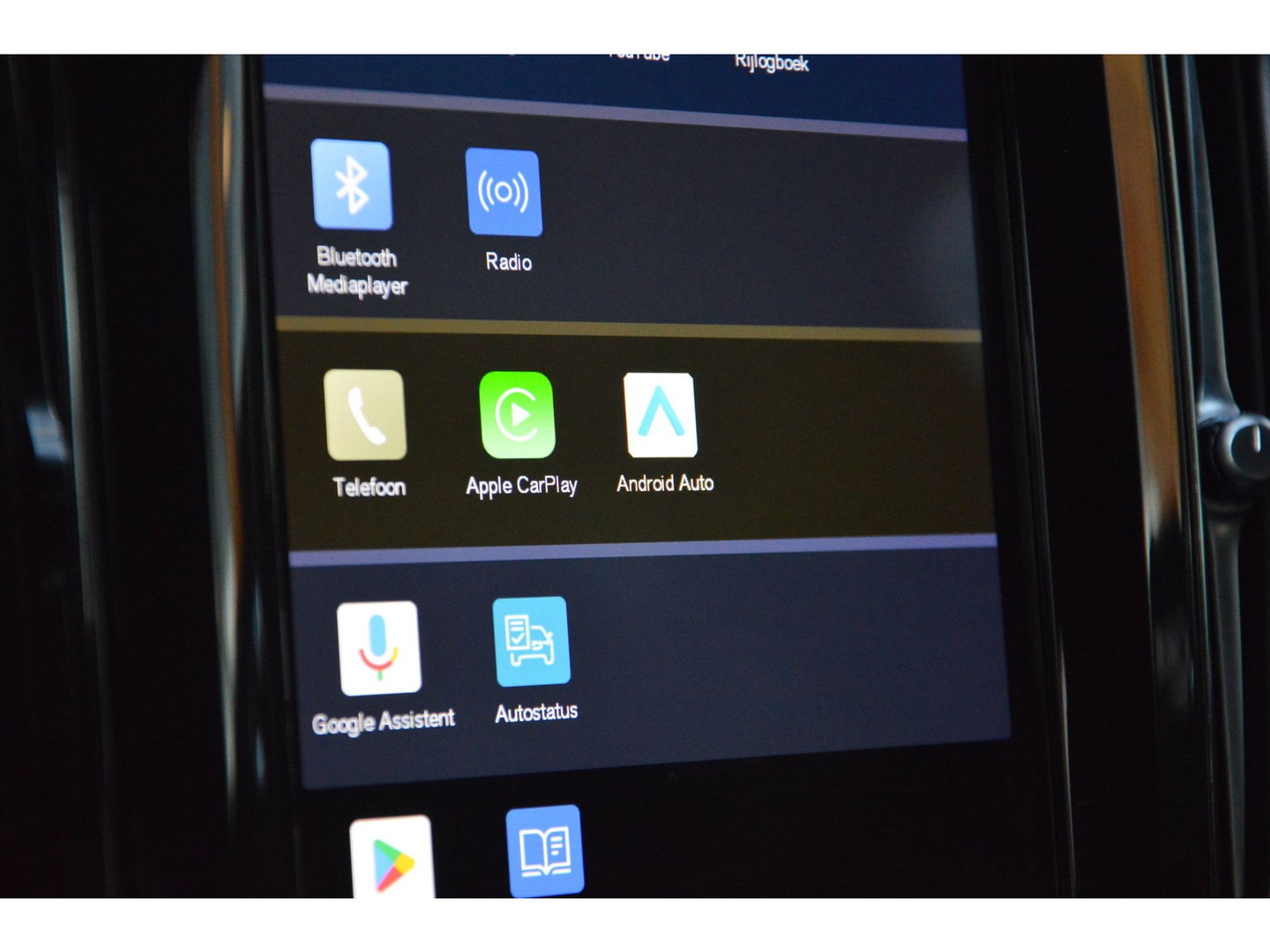 Volvo XC60 T6 Hybride AWD Plus Dark LONG RANGE | Luchtvering | Panoramadak | Trekhaak | Camera | Stoel + Stuur Verwarmd |