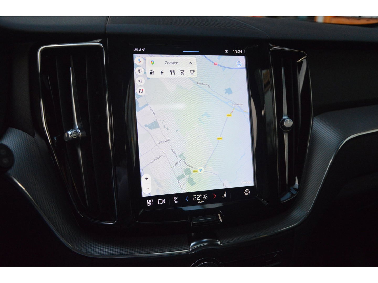 Volvo XC60 T6 Hybride AWD Plus Dark LONG RANGE | Luchtvering | Panoramadak | Trekhaak | Camera | Stoel + Stuur Verwarmd |