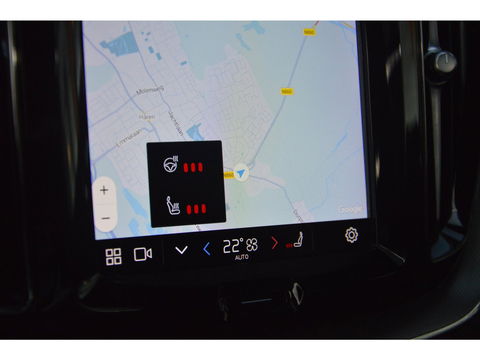 Volvo XC60 T6 Hybride AWD Plus Dark LONG RANGE | Luchtvering | Panoramadak | Trekhaak | Camera | Stoel + Stuur Verwarmd |