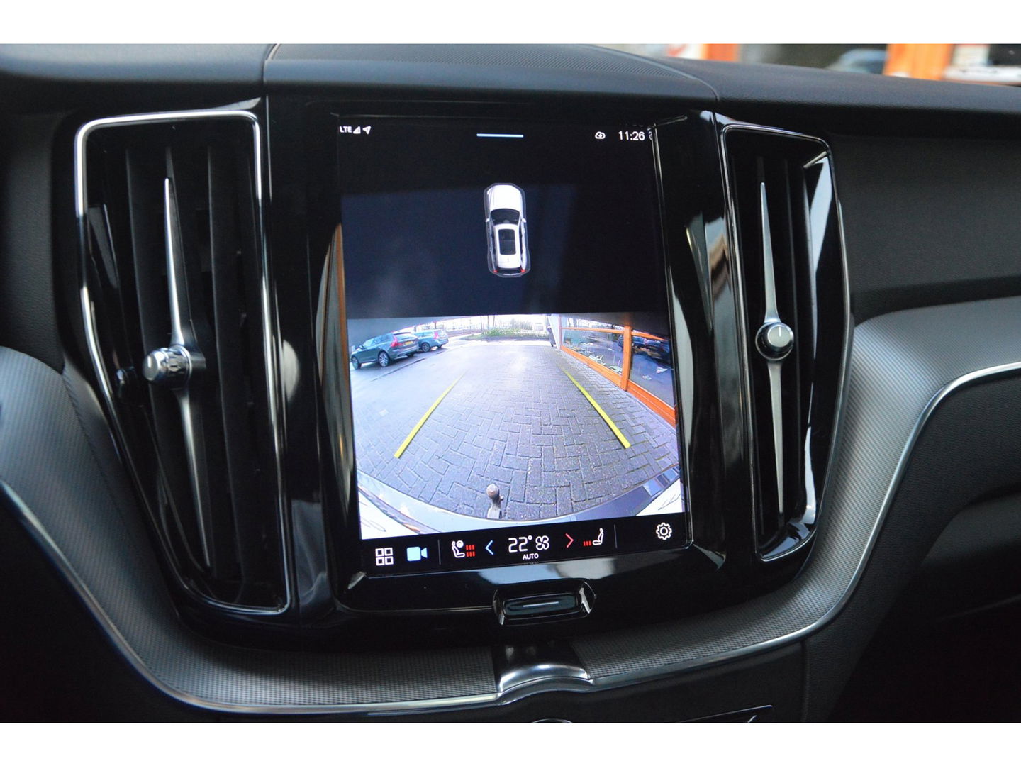 Volvo XC60 T6 Hybride AWD Plus Dark LONG RANGE | Luchtvering | Panoramadak | Trekhaak | Camera | Stoel + Stuur Verwarmd |