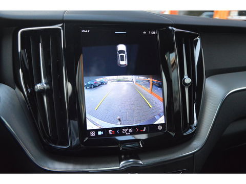 Volvo XC60 T6 Hybride AWD Plus Dark LONG RANGE | Luchtvering | Panoramadak | Trekhaak | Camera | Stoel + Stuur Verwarmd |